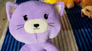 дети играют в плюшевого мягкого котенка, детские игры