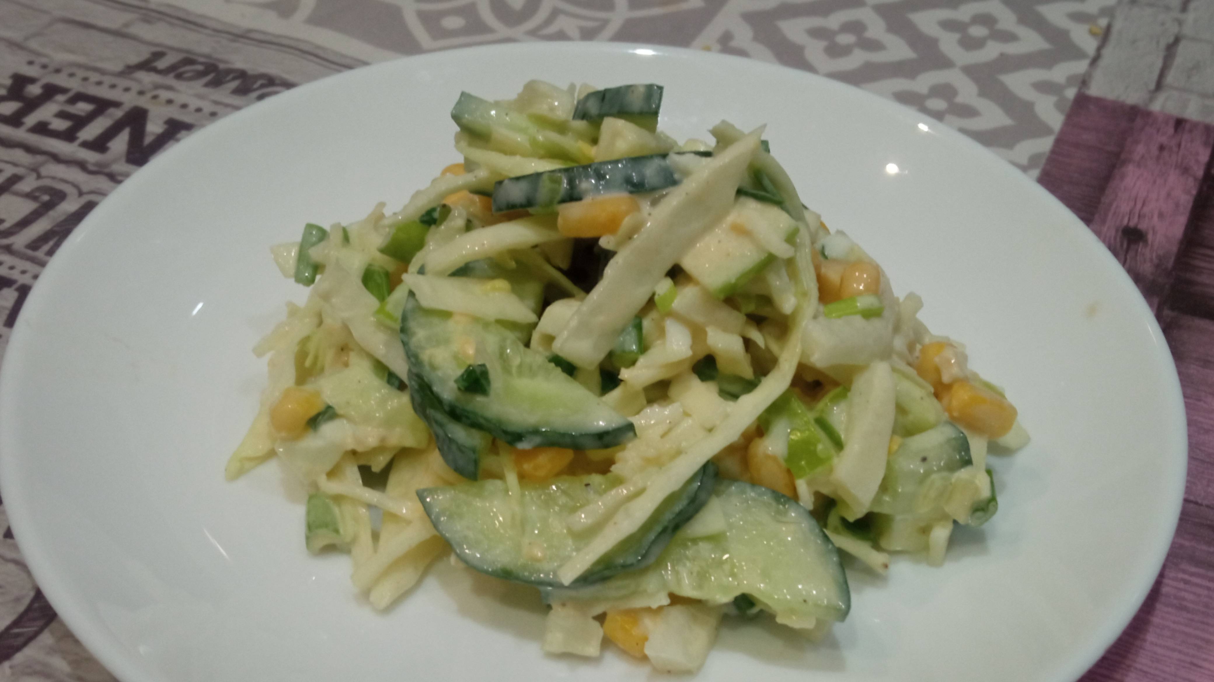 Салат с яблоком капустой и кукурузой