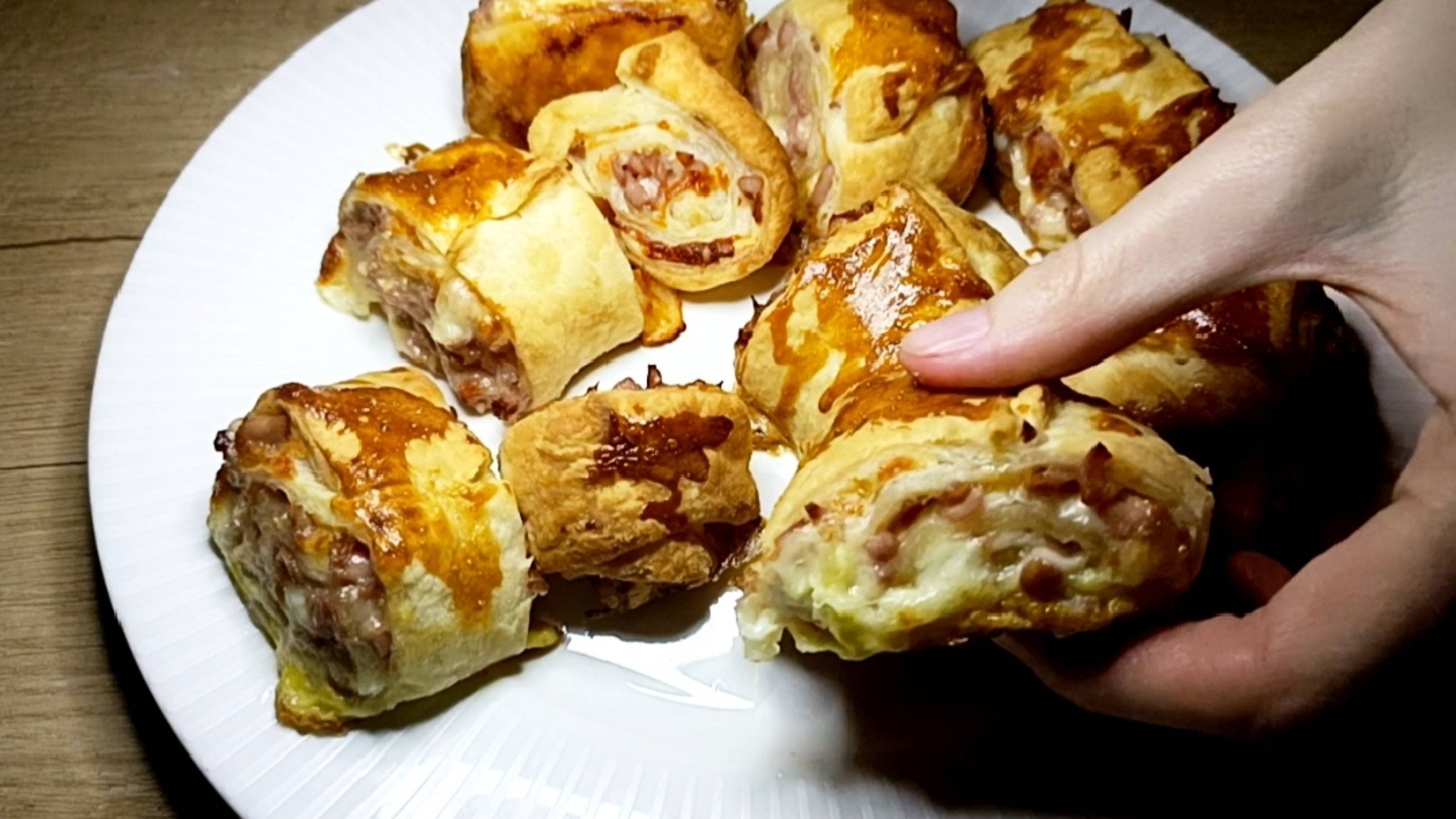 Из слоёного теста за 15 минут. Мега вкусные булочки с сыром и колбасой