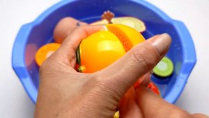 Мульт для малышей _ Падающие фрукты в синем бассейне ASMR