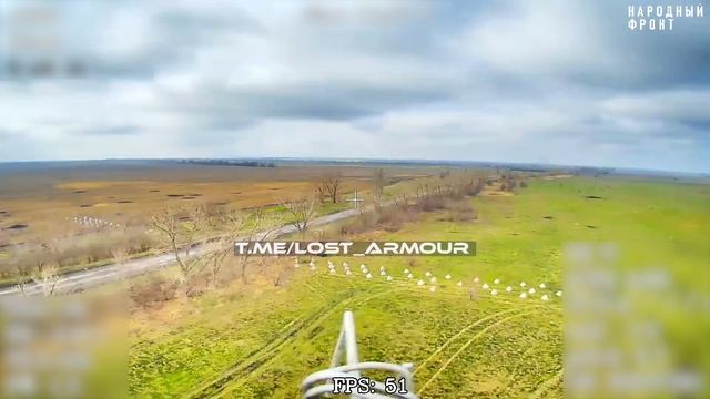 Оптоволоконный FPV-дрон КВН эффектно поражает группу пехоты ВСУ на квадроцикле.