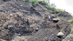 Строительство, шахтёры сбрасывают песок и камни со стен карьера