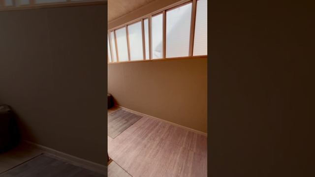 - Кирпичный дом 2000 года постройки
- Площадь: 924 м²
- Этажность: 3 этажа
- Участок: 2 сотки