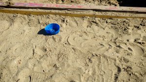 играем на песочнице с детьми, детские игры на улице