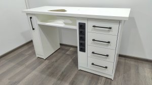 Маникюрный стол с черными ручками и черными розетками