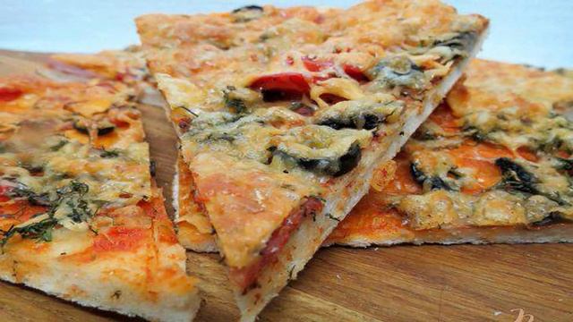 Пицца с салями,  ветчиной и грибами