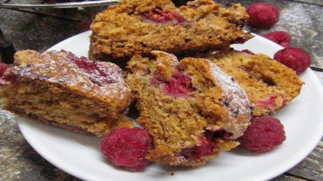 Булочки с малиной и батончиком