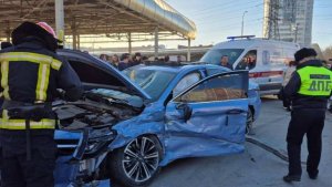 Автомобиль отбросило на пешеходов после ДТП в Екатеринбурге