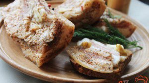 Соленое сало с чесноком и лавровым листом