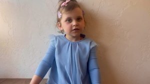 Девочка 4-х лет поет японскую азбуку