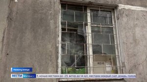 Вонь, грязь и паразиты: новокузнечанка забаррикадировалась в квартире мусором