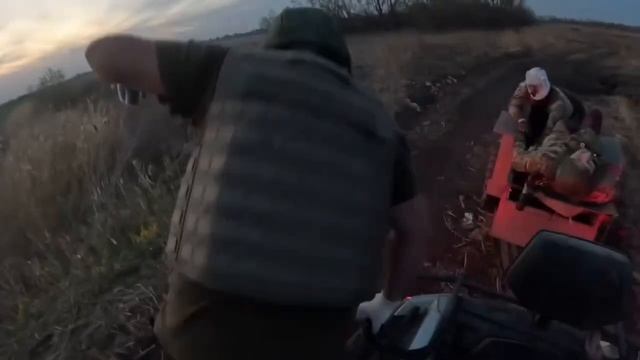 работу медгруппы ВС РФ по эвакуации раненых с передовой. 
У российских военных медиков.