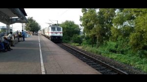 Palindrome WAP-7 Leads Poorva SF Express || Glides Through MDSE at MPS