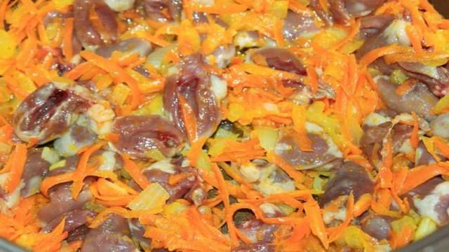 Куриные сердечки и печень в сметане в мультиварке