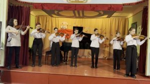 Ансамбль скрипачей МБУДО "МДШИ".
Е.Петербурбурский "Синий платочек"