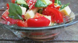 Овощной салат с моцареллой