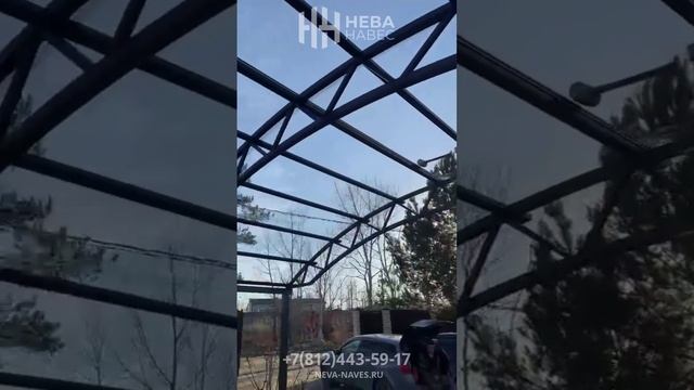 Навес из прозрачного поликарбоната с арочными фермами