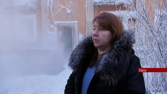 11122023 Ледяная изморозь и серая дымка - жители дома на улице Кутузова в Орске живут на воде