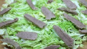 Салат из пекинской капусты с отварной говядиной и сыром