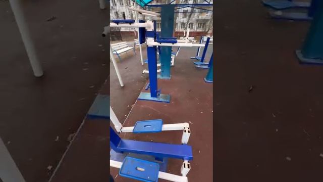 Приближаются теплые дни, найди спортивную площадку рядом и начни вырабатывать полезные привычки.