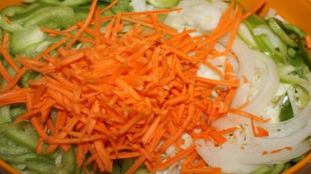 Маринованная капуста с болгарским перцем