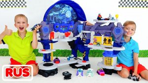 Влад и Никита распаковывают набор игрушек и играют с ним! Видео для детей.