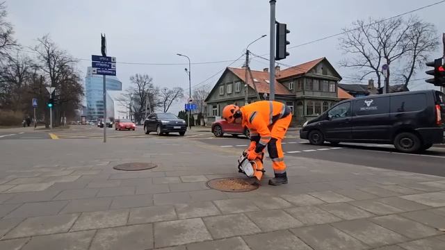 Их борьба

🤯В Литве власти заставили рабочих спиливать болгарками слово «СССР» на крышках люков.
