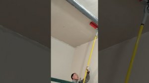 Быстрое нанесение шпаклёвки и выравнивание потолка.