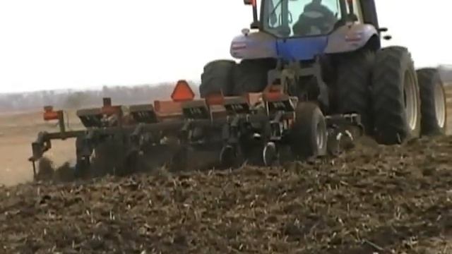 New Holland T 8 390 with Case IH Ecolo tiger 530 (Агроресурс)