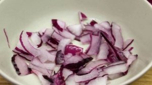 Салат из помидоров с красным луком и семечками