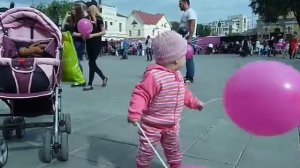 Малыш танцует с шариками Kid dances with balls