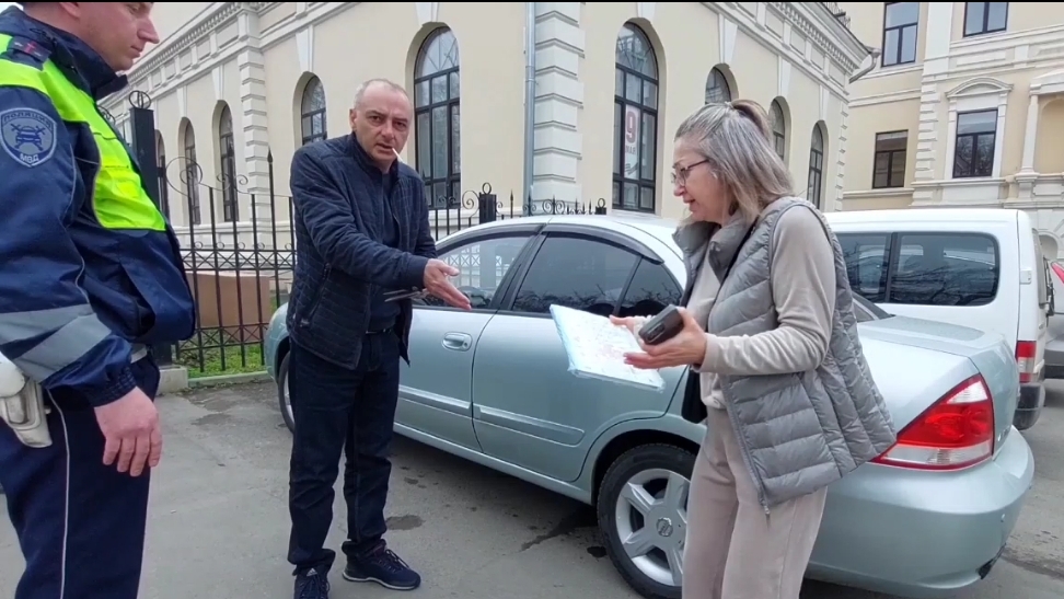 🔥Зачищаем тротуар от автомобилей на пл. Свободы у Лицея №13, нарушители возмущаются.🔥 смотреть онлайн