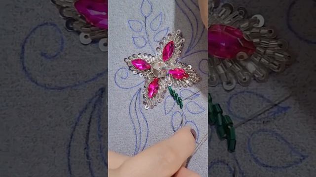 Красивые узоры и украшения с помощью страз и бисера.