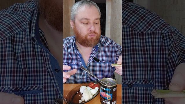 Мукбанг,  на завтрак  тушенка из тунца с хлебцами и листьями салата, а так же цветная капуста.