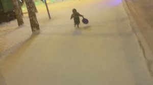 Весёлый малыш и горка