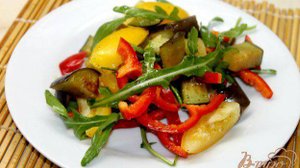 Салат с рукколой и баклажанами