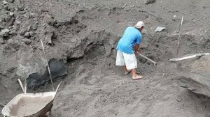 Строительство, шахтёры копают чёрный песок