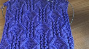 Этим красивым узором спицами можно  связать любую вещь