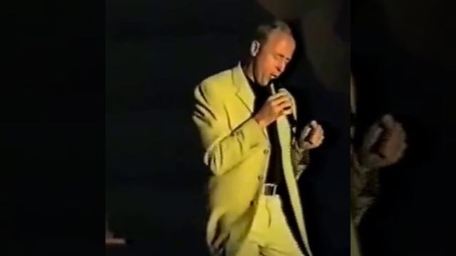 Ишим 2004. Виктор Рейн поёт на дне города.