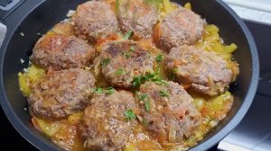 Котлеты с овощами и запеченым картофелем на гарнир.