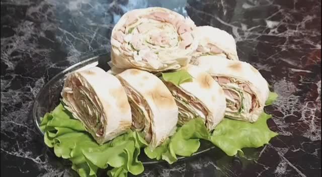 Рулетики из лаваша с копченой курицей