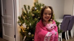 Няшка потеряшка. Открываем новогодние подарки. Что Крошка Вероничка нашла под ёлочкой?