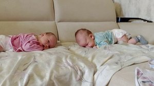 Ясмина и Эмиль учатся держать голову