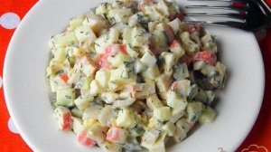 Салат из кальмара с крабовыми палочками и огурцом