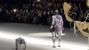 Робот впервые вышел на подиум на неделе моды в Шанхае