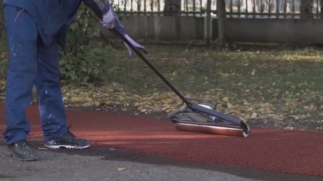 Укладка покрытия из резиновой крошки смотреть онлайн