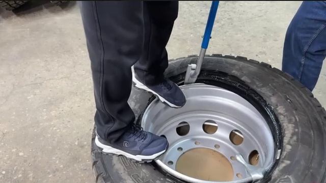 Купили приспособу. Экономим на шиномонтаже.