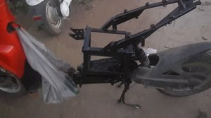 Красный скутер после покраски рамы:) 8 лет ездил без краски)))