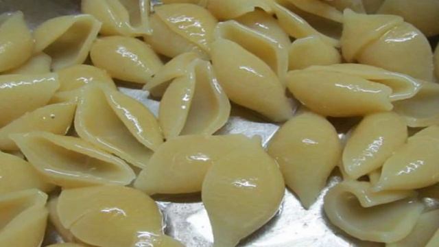Макароны под сметанным соусом с помидором