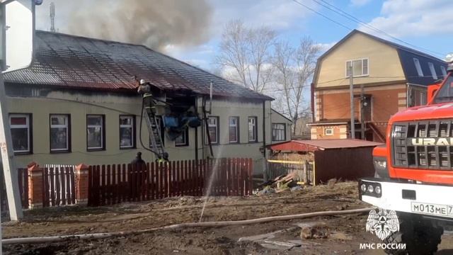 На улице Тростинского в Барыше пожарные ликвидируют возгорание жилого дома барачного типа. Пострадав